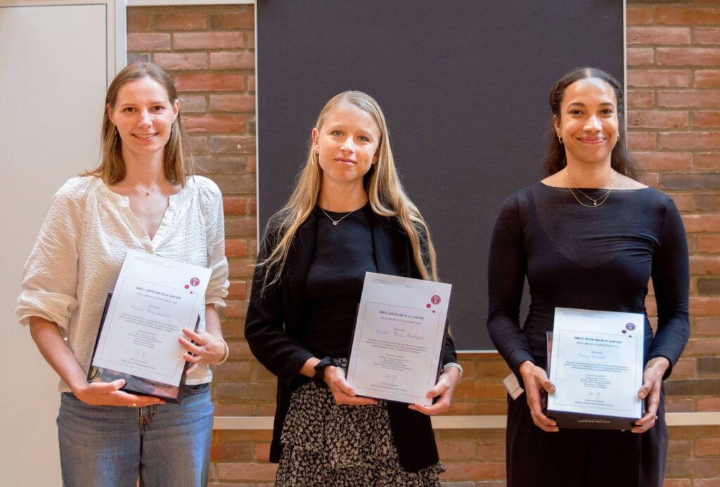 Nadia won the prize for best oral presentation along with 3 other PhD students🔬🎉